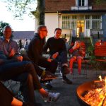 Gruppe am Lagerfeuer - gemeinsam den Tag ausklingen lassen am Lagerfeuer mit guten Gesprächen