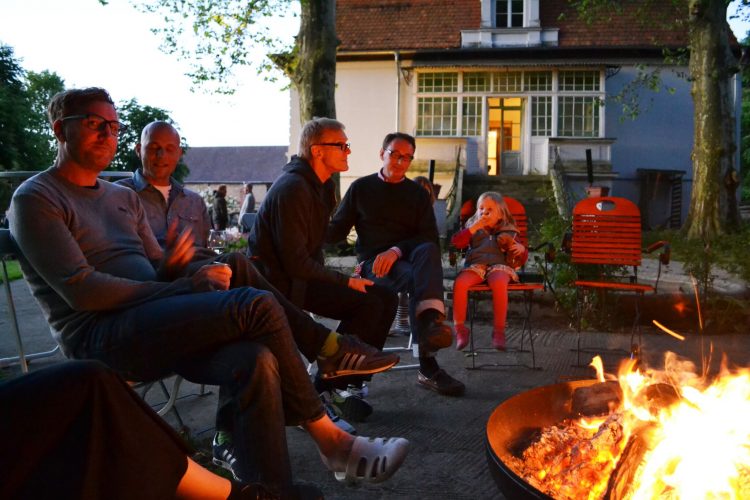 Gruppe am Lagerfeuer - gemeinsam den Tag ausklingen lassen am Lagerfeuer mit guten Gesprächen